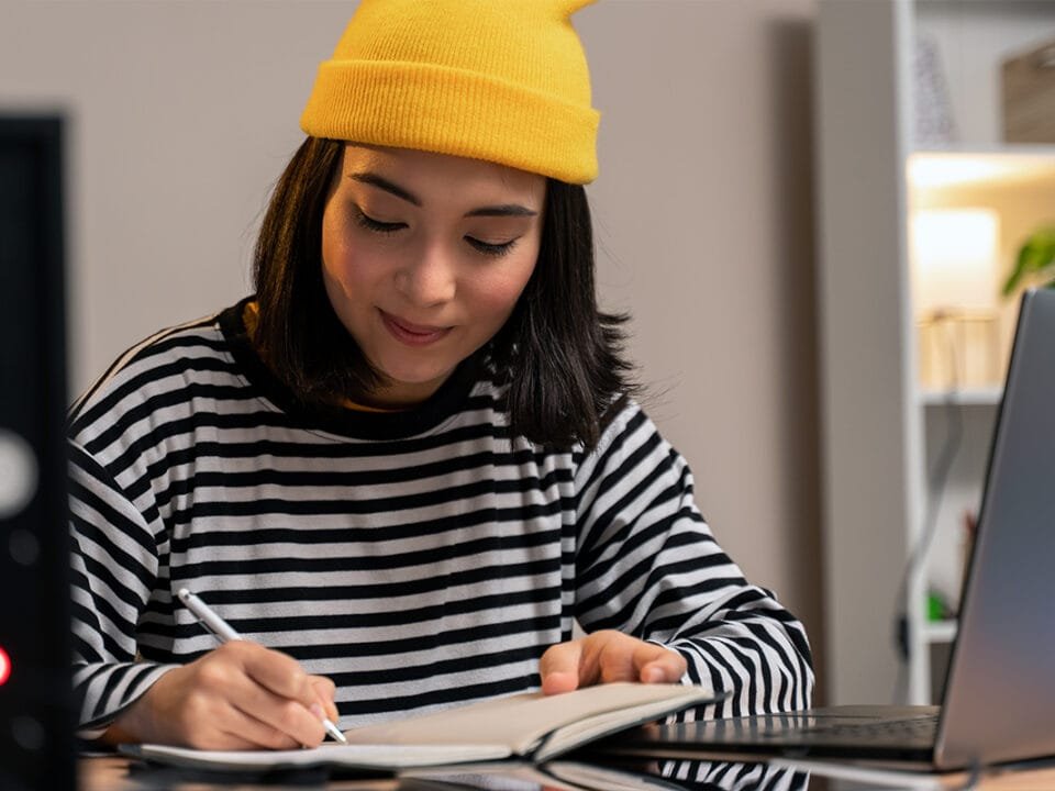 Estudantes lendo livros e estudando juntos em uma biblioteca